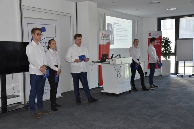 Die ganze Gruppe besteht aus Mads Kalesse, Oda Stenner, Carlos Khadir, Denise Wolniczak und Yannik Krause (v. l. n. r.) | Foto: Christian Schaffeld