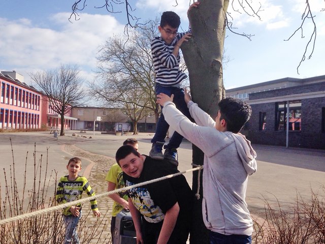 Das Miteinander macht's aus. Hier ein Schnappschuss mit fünf Scharnhorster Hauptschülern beim letztjährigen Coolness-Training: Dank Hilfestellung klappt an der Slackline alles gleich viel besser!