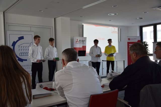 Gespannt hören die Unternehmer um Christian Pannes (weißes Hemd) der Präsentation der Gruppe "Heafe" zu. Der Name setzt sich aus Health for everyone - zu deutsch: Hilfe für alle - zusammen. | Foto: Christian Schaffeld