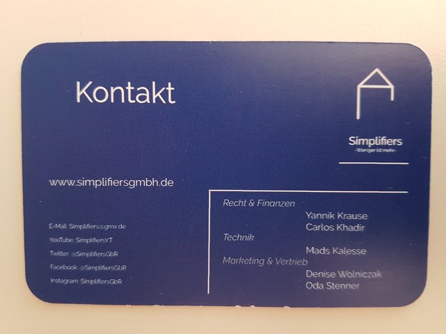 Wie Profis: Das Team "Simplifiers" hat eigene Visitenkarten erstellt und an die Jury verteilt. | Foto: Christian Schaffeld