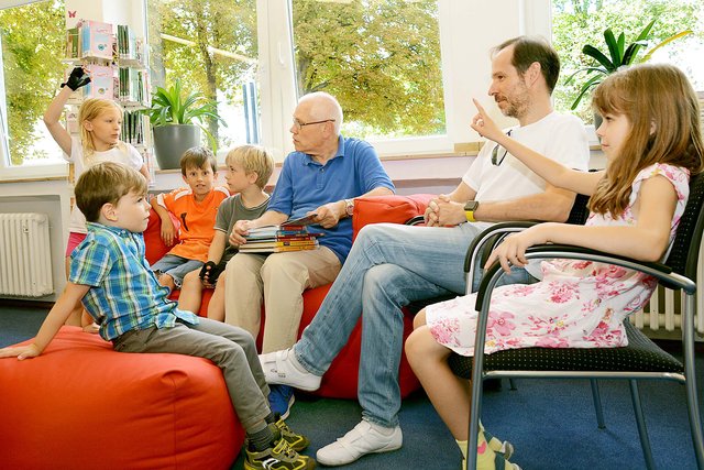 Vom roten Sofa aus gibt es Geschichten für Kinder im Vorlesealter. Lesepate Wolfgang Weckbacher liest vor.