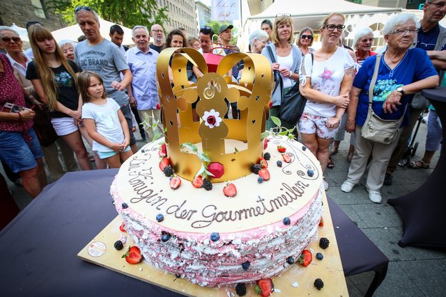Eine große Geburtstagstorte inklusive Krone gab's bei der 20. Auflage der "Königin der Gourmetmeilen".