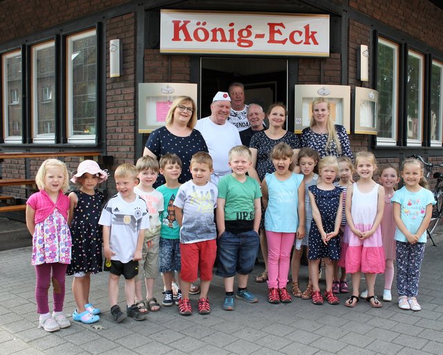 Strahlende Kinderaugen bei der Geldübereichung im König-Eck. Dieter Heininger, die künftige Kita-Leiterin Barbara Krock, die Fördervereinsvorsitzende Manuela Lenk und ihre Stellvertreterin Sabrina Junkermann , die Kita-Kinder und die Gäste des König-Ecks hatten allen Grund zur Freude.