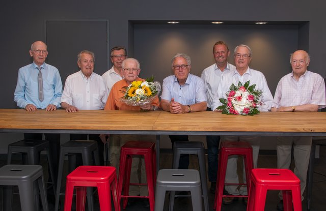 Sechs Ratsmitglieder aus der Gründungszeit der Gemeinde wurden geehrt: Von links: Gerold Allnoch aus Menzelen West (35 Jahre im Rat), Willi Spettmann aus Veen (12 Jahre Rat), Josef Heix aus Drüpt (31 Jahre Rat), Johann Leiting aus Bönninghardt (25 Jahre Rat), Fritz Nühlen aus Menzelen Ost (15 Jahre Rat) und Heinz Bühning aus Alpen (10 Jahre Rat). Dahinter links Willi Jansen und rechts Bürgermeister Thomas Ahls