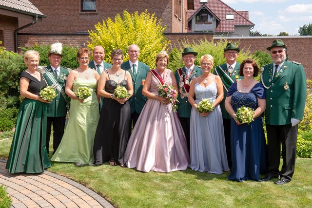 Der amtierende Thron mit seinem Königspaar Thorsten van Holt und Carmen Gürtzgen.
Die Schützen in Lackhausen freuen sich auf den Höhepunkt ihres Schützenjahres, das Schützenfest vom 12. bis 15. Juli auf dem Festplatz am Molkereiweg.