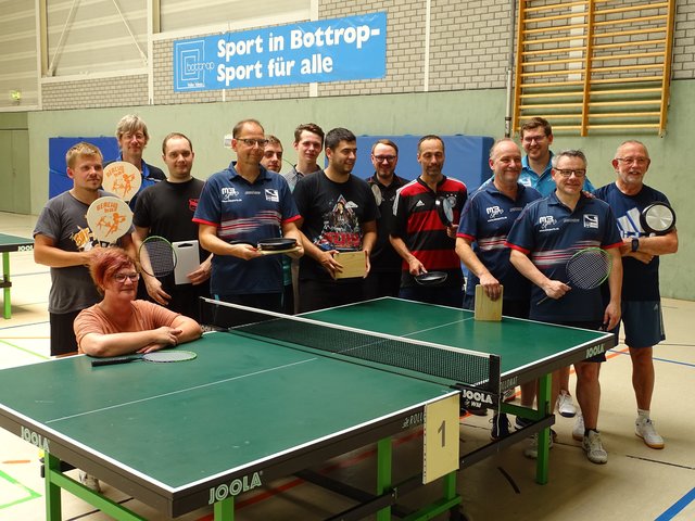 Bretter, Pfannen, Netzschläger: Das Überraschungsturnier kannte nur Sieger