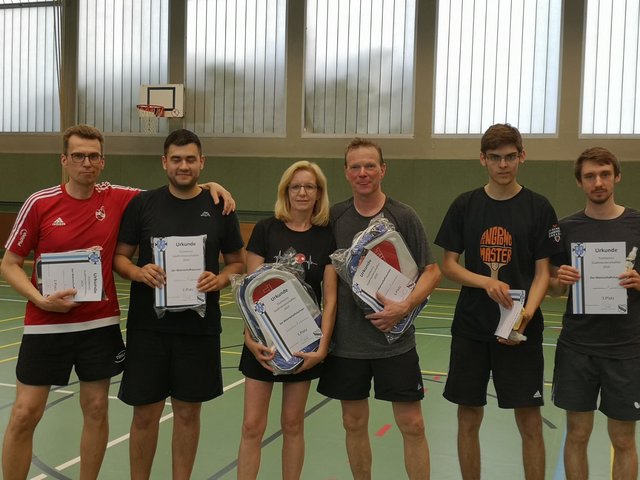 Sieger beim 2er-Turnier: Heike und Lothar Paskuda (Mitte)