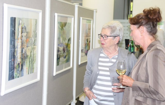 Bekannte Ecken, unbekannte Perspektiven: Am Mittwoch (3. Juli) endet die Ausstellung der Aquarelle des Holsterhausener Zahnarztes Jürgen Kaub in der Hauptstelle der Vereinten Volksbank am Südwall.