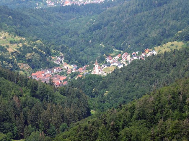 Mitten im  dortigen Wald liegt das malerische Dorf Reichental.