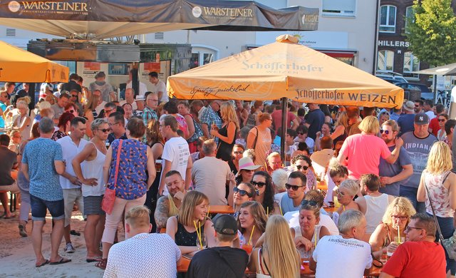 Foto  © Jürgen Thoms - Aus der Serie: Strandparty auf dem Gemeindeplatz in Unna-Massen 