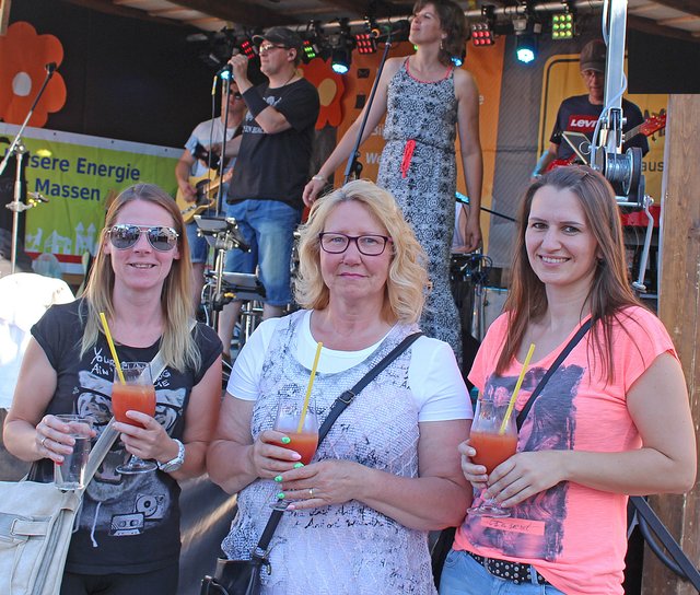 Foto  © Jürgen Thoms - Aus der Serie: Strandparty auf dem Gemeindeplatz in Unna-Massen 