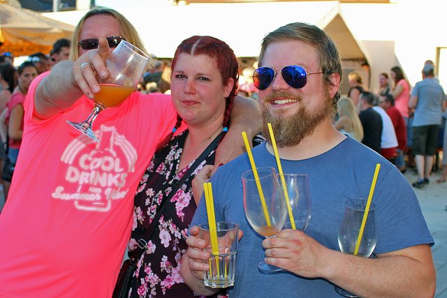 Foto  © Jürgen Thoms - Aus der Serie: Strandparty auf dem Gemeindeplatz in Unna-Massen 