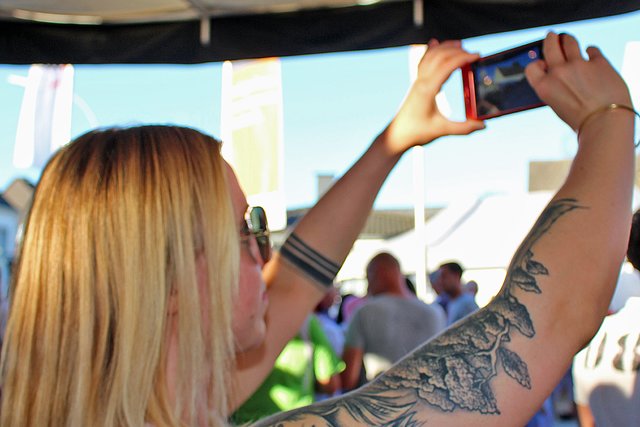 Foto  © Jürgen Thoms - Aus der Serie: Strandparty auf dem Gemeindeplatz in Unna-Massen 