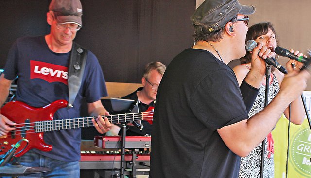 Foto  © Jürgen Thoms - Aus der Serie: Strandparty auf dem Gemeindeplatz in Unna-Massen „Cover Company“
