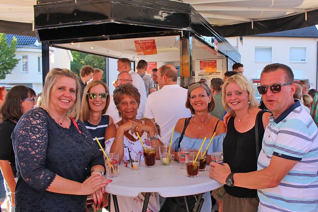 Foto  © Jürgen Thoms - Aus der Serie: Strandparty auf dem Gemeindeplatz in Unna-Massen 