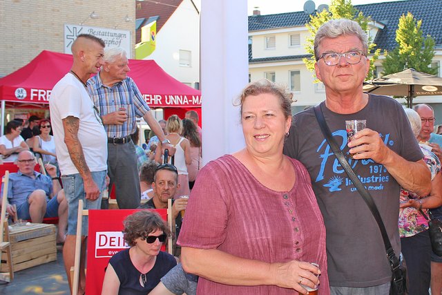 Foto  © Jürgen Thoms - Aus der Serie: Strandparty auf dem Gemeindeplatz in Unna-Massen 