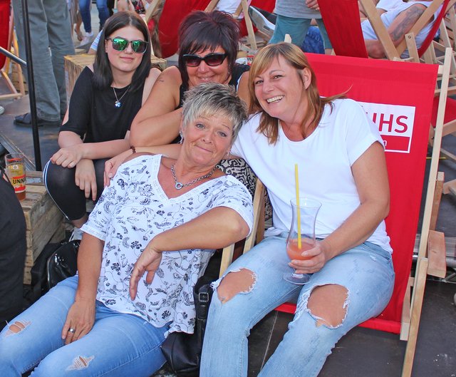 Foto  © Jürgen Thoms - Aus der Serie: Strandparty auf dem Gemeindeplatz in Unna-Massen 