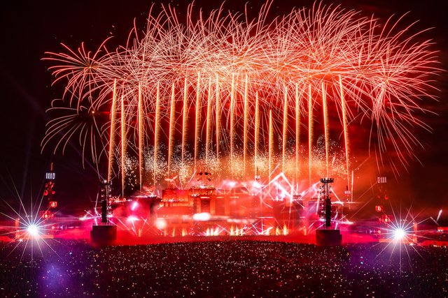 Neuen Attraktionen, neue Stadtelemente und eine aufwändig neu designte Mainstage für noch mehr Wahnsinn, Liebe und pure Glückseligkeit in der City of Dreams!