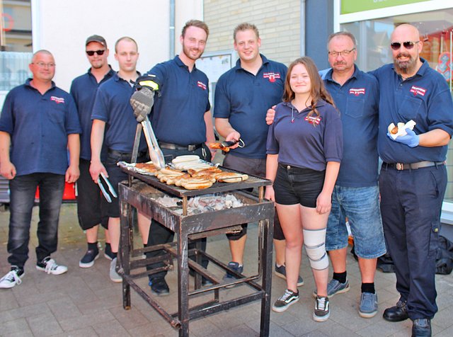 Foto  © Jürgen Thoms - Aus der Serie: Strandparty auf dem Gemeindeplatz in Unna-Massen 