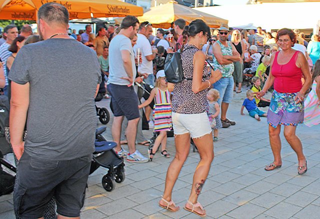 Foto  © Jürgen Thoms - Aus der Serie: Strandparty auf dem Gemeindeplatz in Unna-Massen 