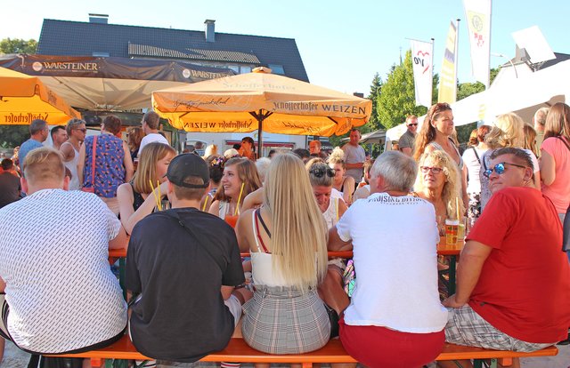 Foto  © Jürgen Thoms - Aus der Serie: Strandparty auf dem Gemeindeplatz in Unna-Massen 