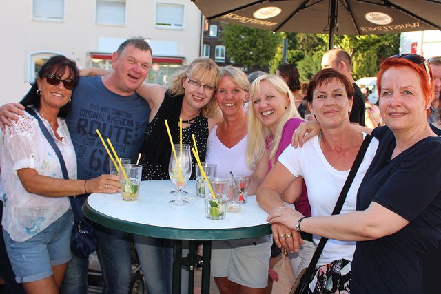 Foto  © Jürgen Thoms - Aus der Serie: Strandparty auf dem Gemeindeplatz in Unna-Massen 
