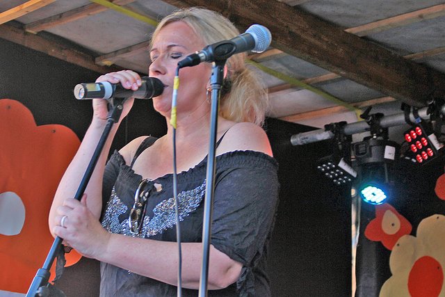 Foto  © Jürgen Thoms - Aus der Serie: Strandparty auf dem Gemeindeplatz in Unna-Massen 