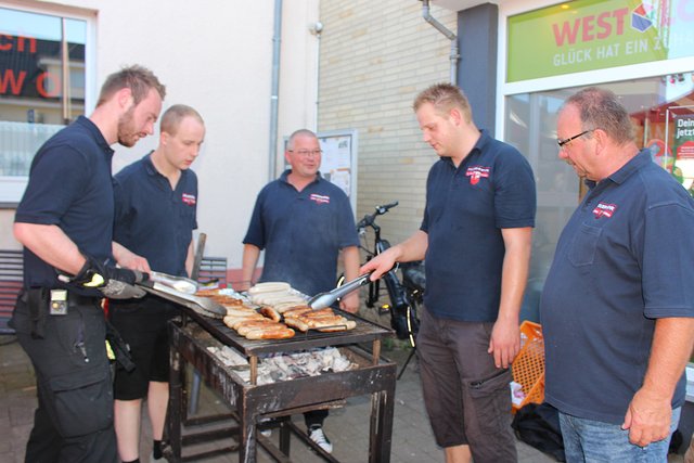 Foto  © Jürgen Thoms - Aus der Serie: Strandparty auf dem Gemeindeplatz in Unna-Massen 