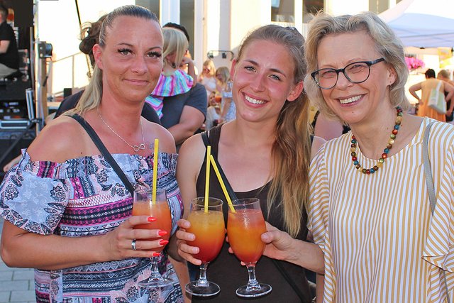 Foto  © Jürgen Thoms - Aus der Serie: Strandparty auf dem Gemeindeplatz in Unna-Massen 