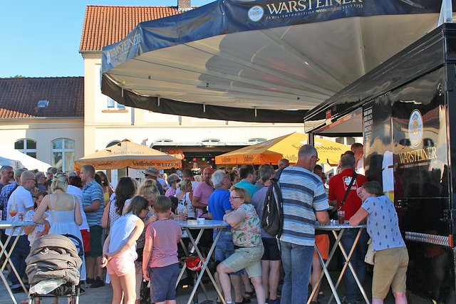 Foto  © Jürgen Thoms - Aus der Serie: Strandparty auf dem Gemeindeplatz in Unna-Massen 