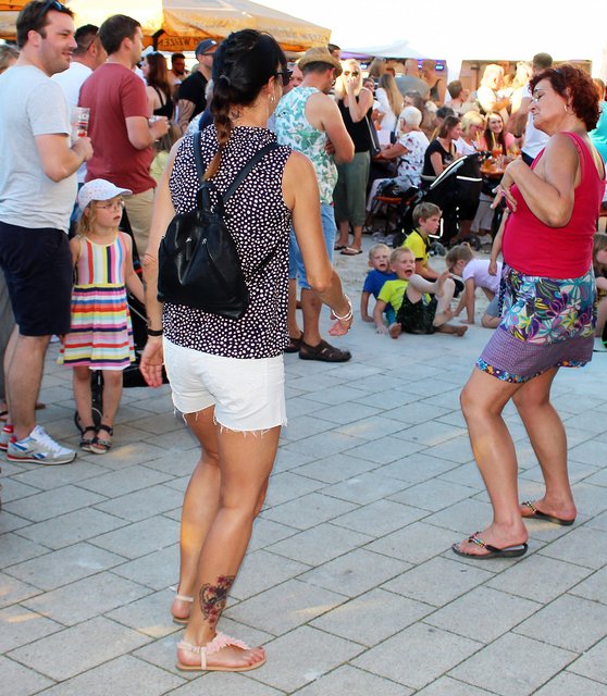 Foto  © Jürgen Thoms - Aus der Serie: Strandparty auf dem Gemeindeplatz in Unna-Massen 