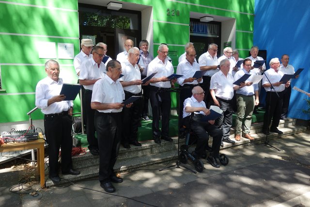 Plötzlich im 126-jährigen Krupp Männer Chor? Mit glockenreinen Stimmen fallen ohne Misstöne besonders zwei Stadtspitzen auf... Nicht nur Stadt-bekannt...