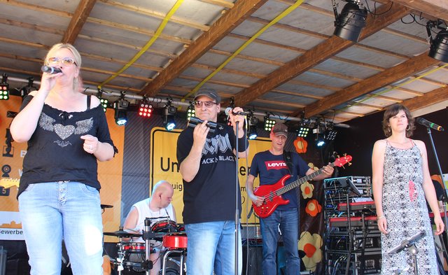 Foto  © Jürgen Thoms - Aus der Serie: Strandparty auf dem Gemeindeplatz in Unna-Massen „Cover Company“
