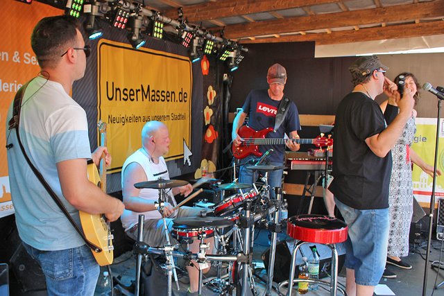 Foto  © Jürgen Thoms - Aus der Serie: Strandparty auf dem Gemeindeplatz in Unna-Massen 