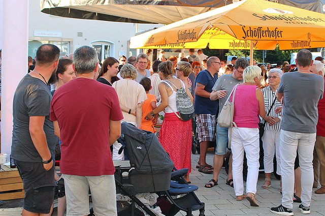 Foto  © Jürgen Thoms - Aus der Serie: Strandparty auf dem Gemeindeplatz in Unna-Massen 