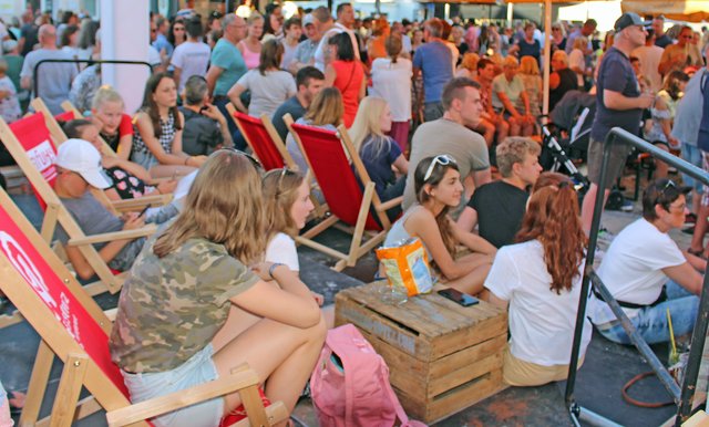 Foto  © Jürgen Thoms - Aus der Serie: Strandparty auf dem Gemeindeplatz in Unna-Massen 
