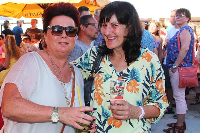 Foto  © Jürgen Thoms - Aus der Serie: Strandparty auf dem Gemeindeplatz in Unna-Massen 