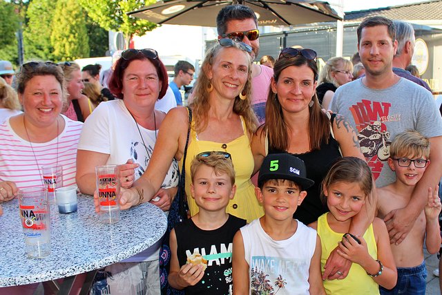 Foto  © Jürgen Thoms - Aus der Serie: Strandparty auf dem Gemeindeplatz in Unna-Massen 