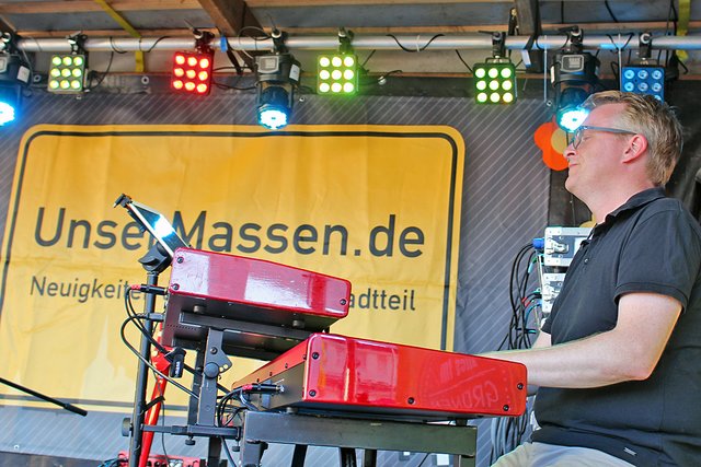 Foto  © Jürgen Thoms - Aus der Serie: Strandparty auf dem Gemeindeplatz in Unna-Massen 