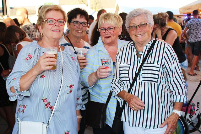 Foto  © Jürgen Thoms - Aus der Serie: Strandparty auf dem Gemeindeplatz in Unna-Massen 