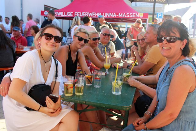 Foto  © Jürgen Thoms - Aus der Serie: Strandparty auf dem Gemeindeplatz in Unna-Massen 