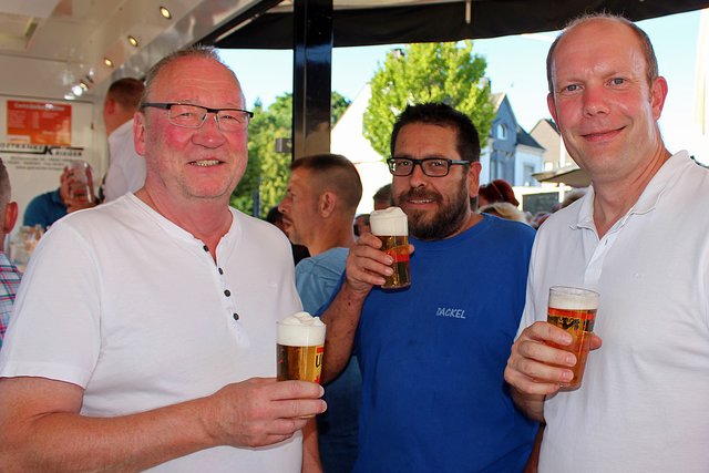 Foto  © Jürgen Thoms - Aus der Serie: Strandparty auf dem Gemeindeplatz in Unna-Massen 