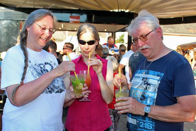Foto  © Jürgen Thoms - Aus der Serie: Strandparty auf dem Gemeindeplatz in Unna-Massen 