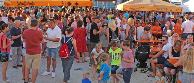 Foto  © Jürgen Thoms - Aus der Serie: Strandparty auf dem Gemeindeplatz in Unna-Massen 
