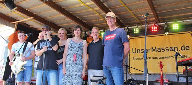 Foto  © Jürgen Thoms - Aus der Serie: Strandparty auf dem Gemeindeplatz in Unna-Massen 