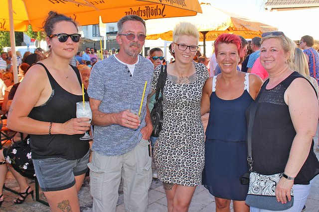 Foto  © Jürgen Thoms - Aus der Serie: Strandparty auf dem Gemeindeplatz in Unna-Massen 