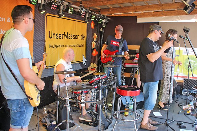 Foto  © Jürgen Thoms - Aus der Serie: Strandparty auf dem Gemeindeplatz in Unna-Massen 