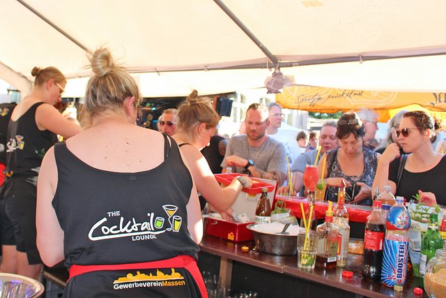 Foto  © Jürgen Thoms - Aus der Serie: Strandparty auf dem Gemeindeplatz in Unna-Massen 