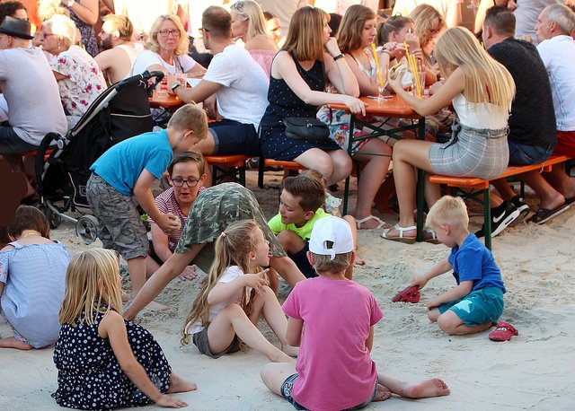 Foto  © Jürgen Thoms - Aus der Serie: Strandparty auf dem Gemeindeplatz in Unna-Massen 