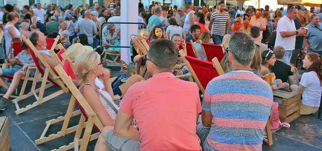 Foto  © Jürgen Thoms - Aus der Serie: Strandparty auf dem Gemeindeplatz in Unna-Massen 